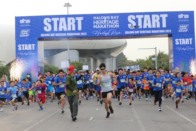 Hơn 1.200 VĐV quốc tế tham gia Giải Marathon Quốc tế Di sản Vịnh Hạ Long 2022 (13/11/2022)